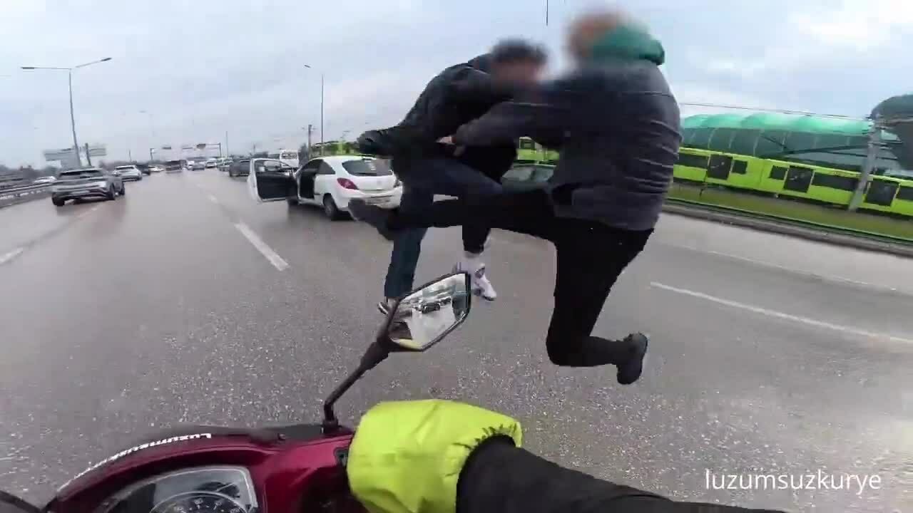 Hai tài xế song phi vào nhau sau xung đột giao thông