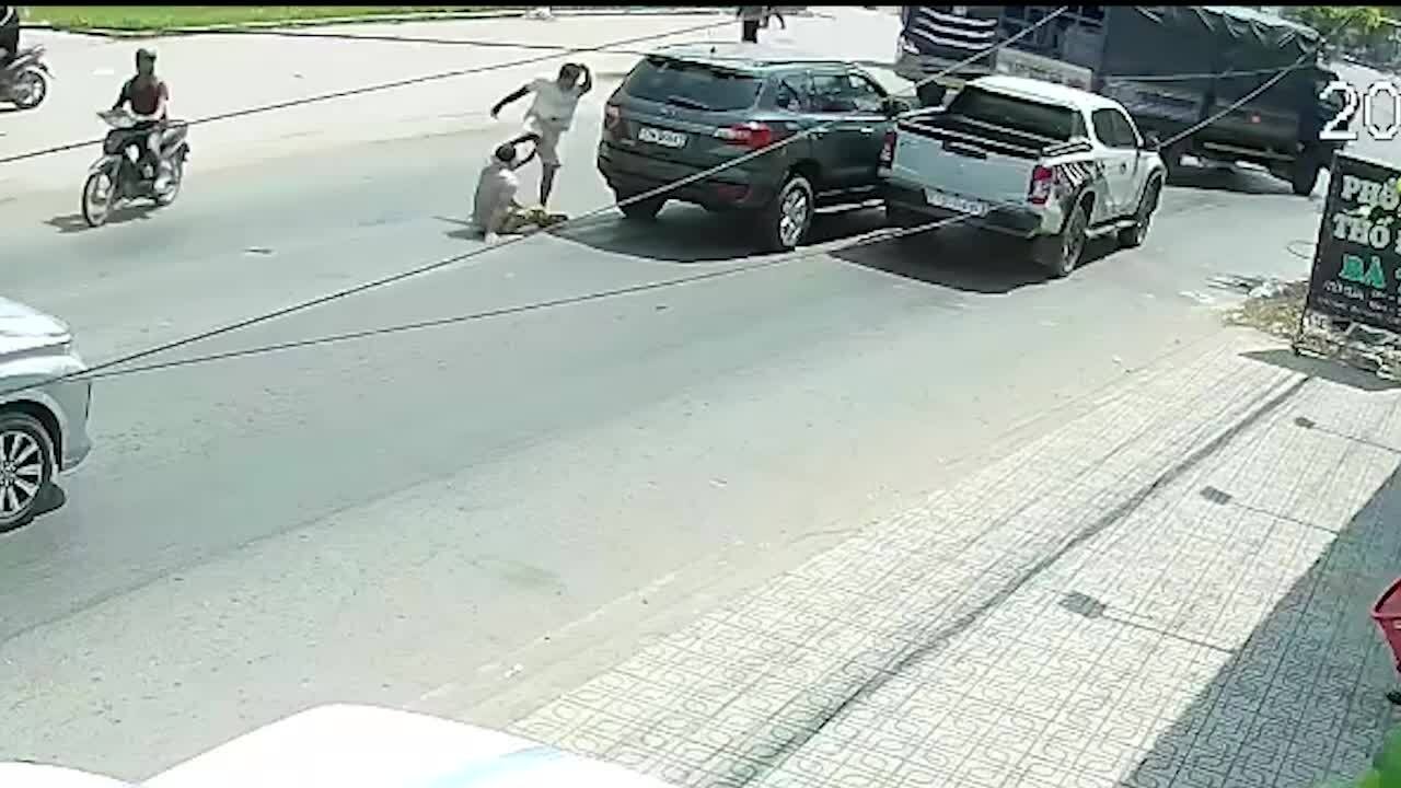 Người đàn ông bị đánh bất tỉnh sau va chạm