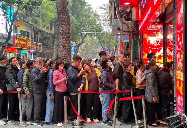 Giá vàng giảm sâu, người dân xếp hàng mua với tâm lý bù lỗ - Ảnh 1.