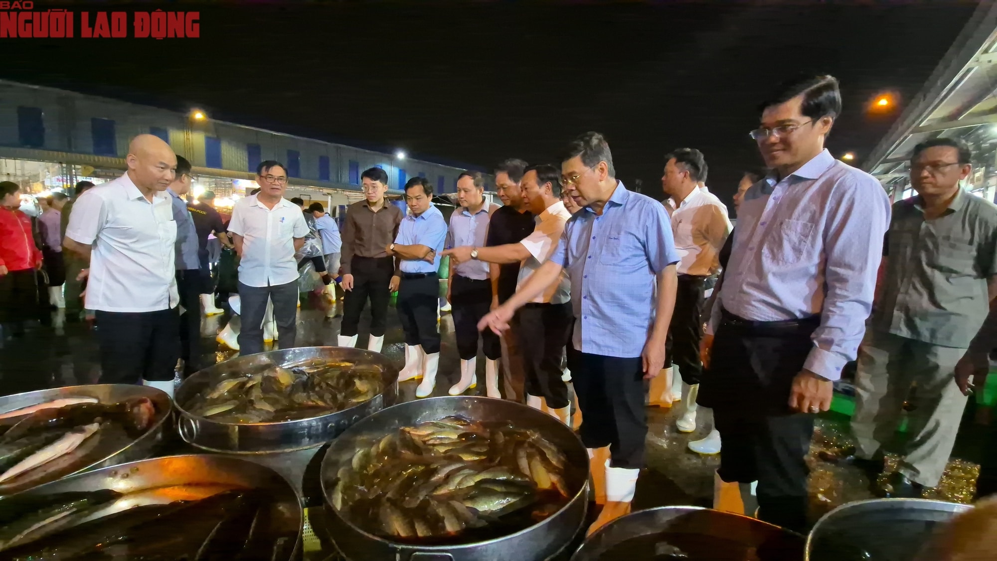 Nửa đêm ở chợ đầu mối TP HCM trước Tết Bính Ngọ 2026 - Ảnh 4.