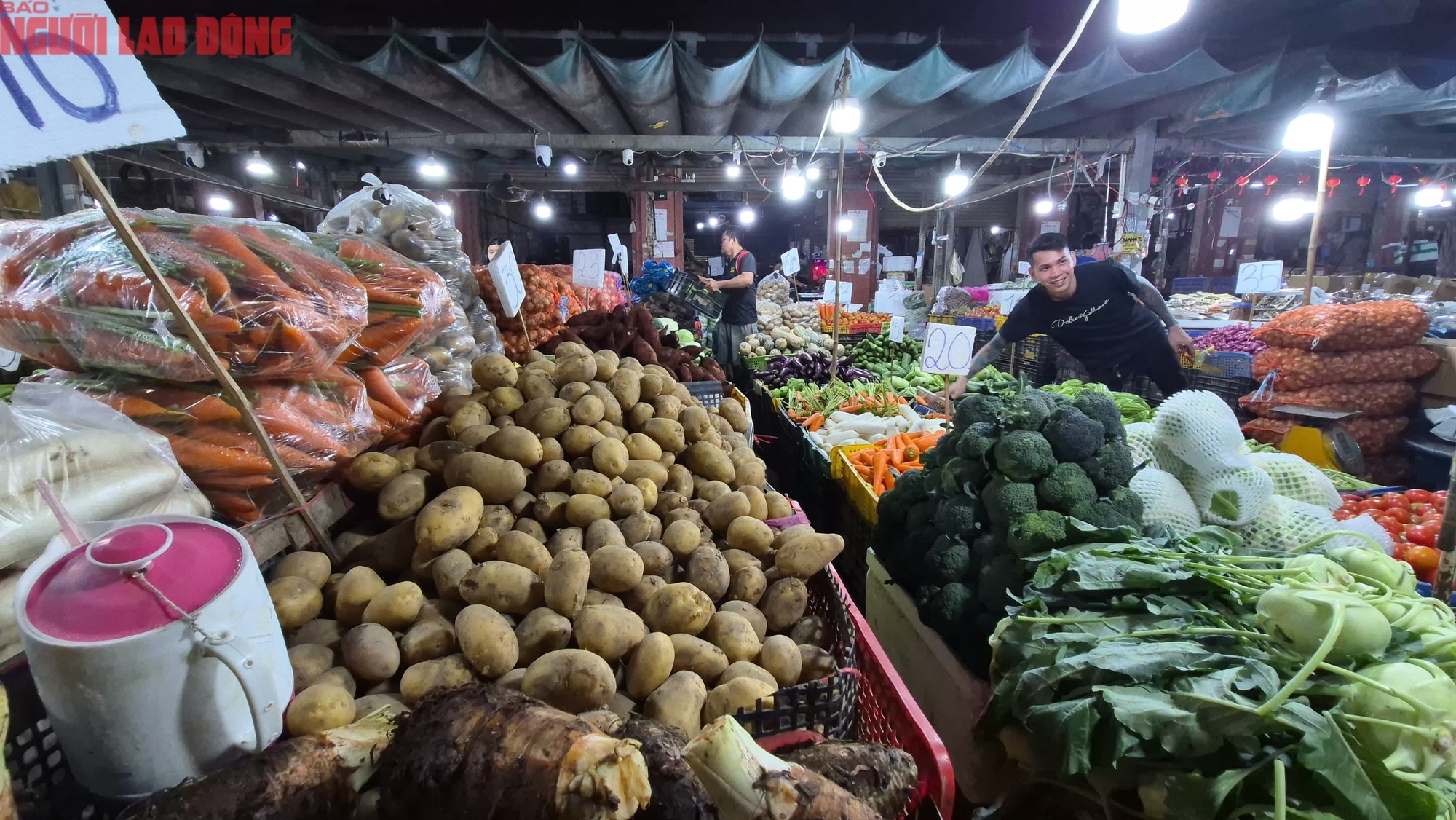 Nửa đêm ở chợ đầu mối TP HCM trước Tết Bính Ngọ 2026 - Ảnh 8.