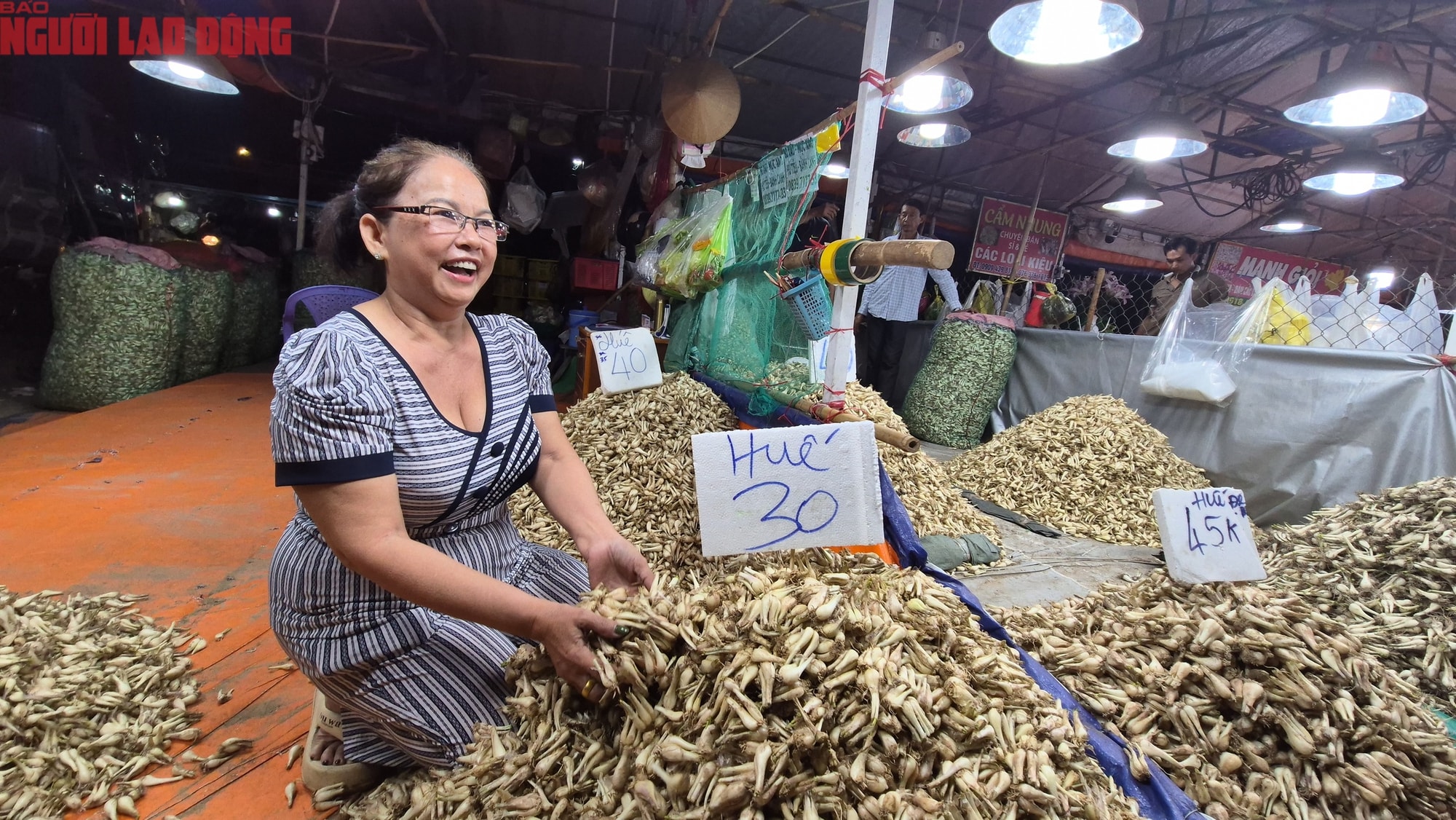 Nửa đêm ở chợ đầu mối TP HCM trước Tết Bính Ngọ 2026 - Ảnh 12.