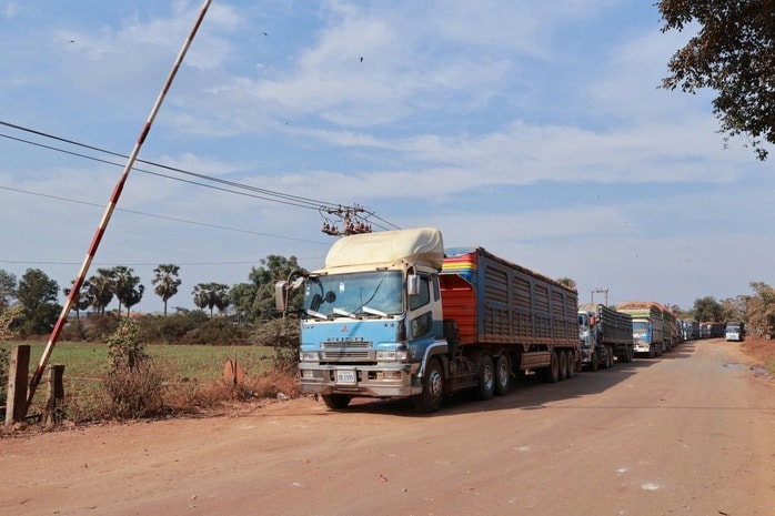 - Ảnh 1. Chờ hướng dẫn Nghị định 46, hơn 1.300 xe nông sản ùn tắc tại cửa khẩu - Ảnh 1.