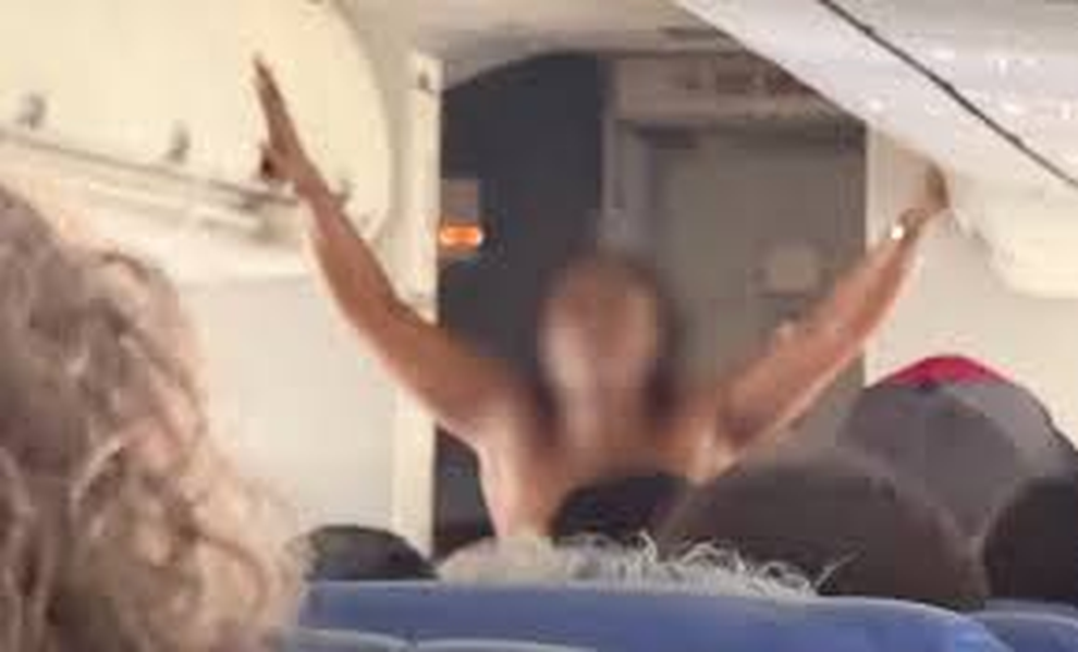 Khách Tây đòi cởi đồ, chuyến bay từ Nha Trang tới Thái Lan hạ cánh khẩn cấp - 2 Khách Tây đòi cởi đồ, chuyến bay từ Nha Trang tới Thái Lan hạ cánh khẩn cấp - 2