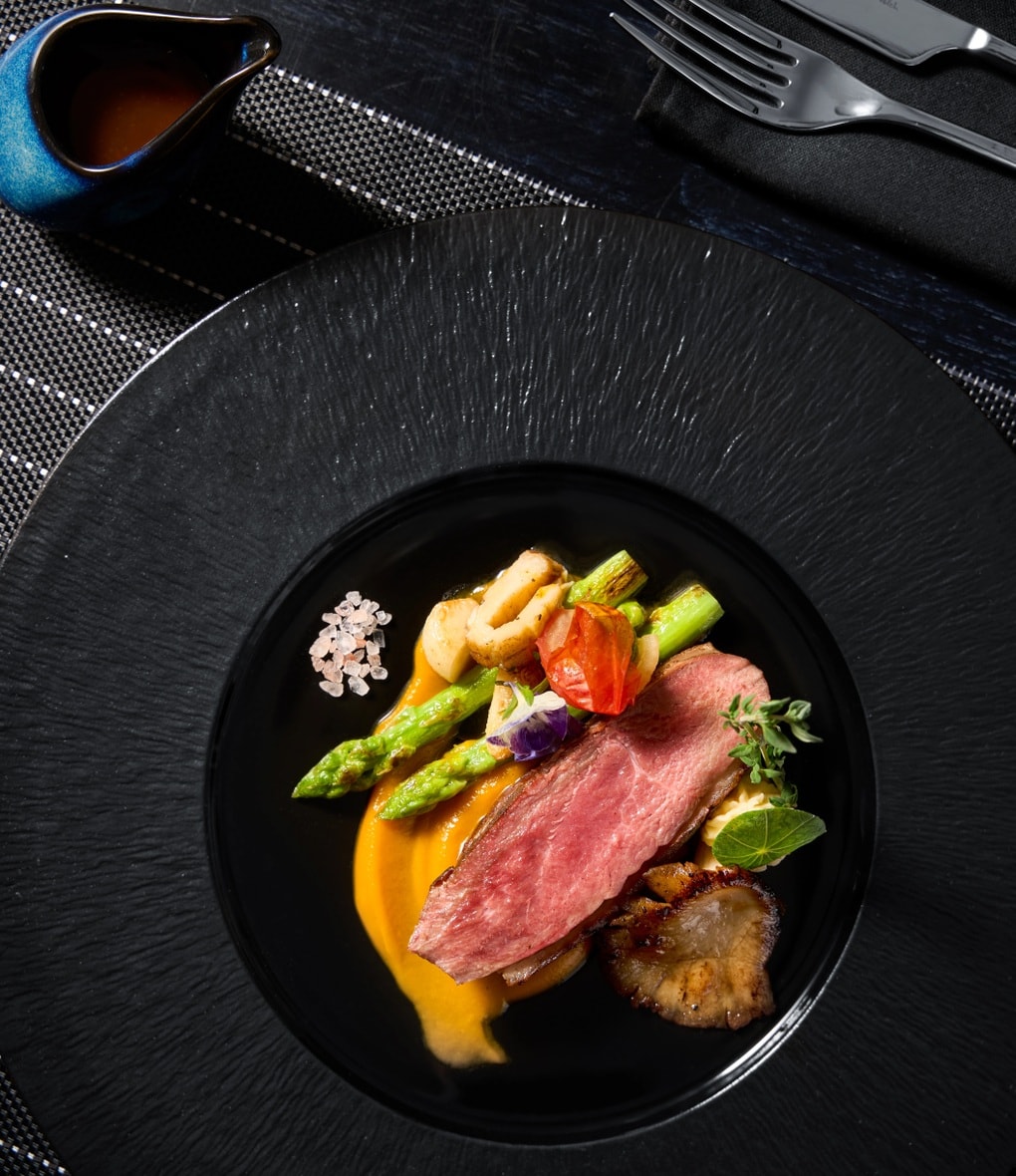 Khách cấp cao châu Âu ăn trưa với rau muống và gà xé hoa chuối ở Hà Nội - 3