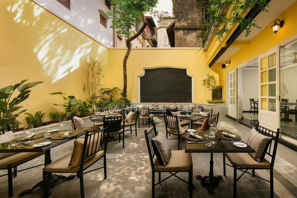 Khách cấp cao châu Âu ăn trưa với rau muống và gà xé hoa chuối ở Hà Nội - 2