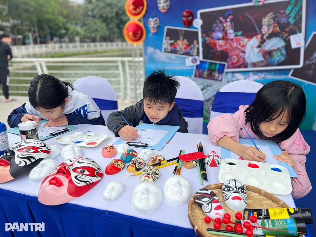 Người Hà Nội hào hứng chơi đàn Trưng, thưởng thức cà phê Gia Lai miễn phí - 3