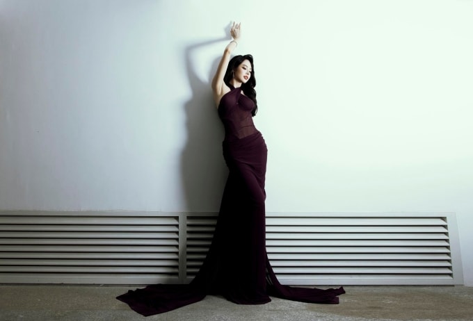 Ở góc chụp khác ở hậu trường với cách điều chỉnh ánh sáng thích hợp, trang phục được nhận xét phù hợp vóc dáng của Thanh Thủy.