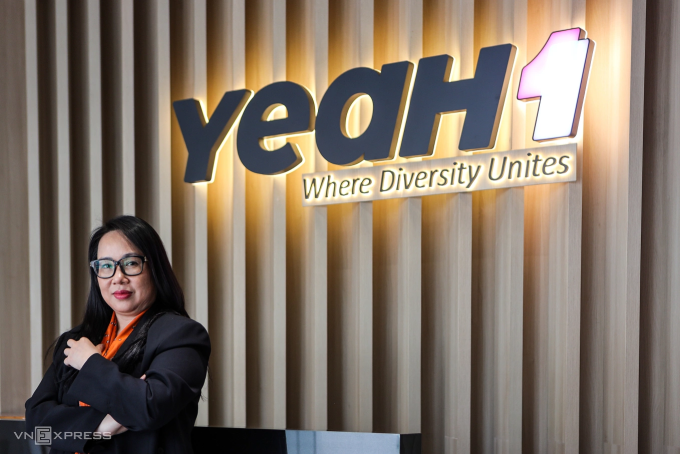 CEO Ngô Thị Vân Hạnh trong buổi phỏng vấn với VnExpress tại trụ sở Tập đoàn Yeah1 hồi đầu năm 2025. Ảnh: An Khương