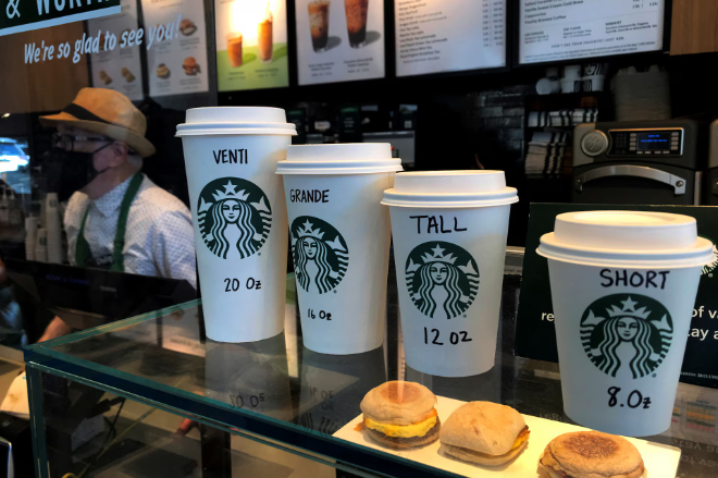 Những chiếc cốc Starbucks trên quầy một cửa hàng tại thành phố New York, bang New York, Mỹ, ngày 16/2/2022. Ảnh: Reuters