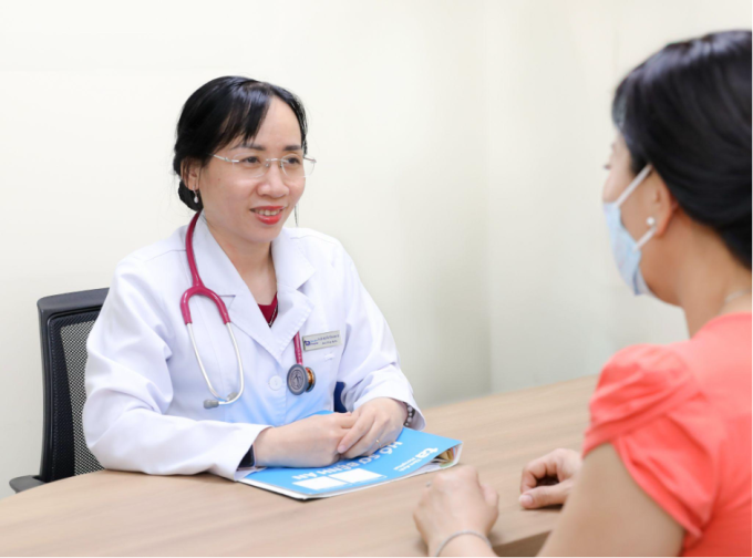 Bác sĩ Anh Thư tư vấn cho người bệnh. Ảnh minh họa: Bệnh viện Đa khoa Tâm Anh