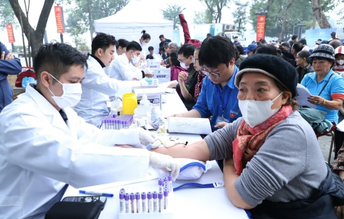 Người già ở Hà Nội được khám sàng lọc bệnh sớm tại chương trình. Ảnh: Thái Bình