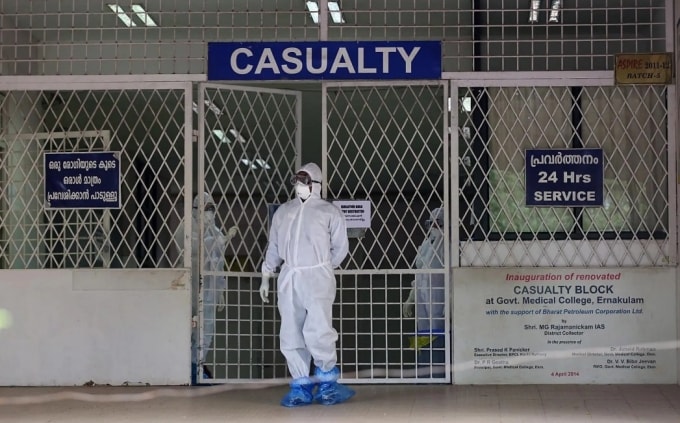 Một nhân viên y tế trong trang phục bảo hộ bước ra từ khu cách ly của một bệnh viện tại Kochi, bang Kerala, Ấn Độ, trong đợt bùng phát dịch Nipah tháng 8/2019. Ảnh: EFE-EPA/Prakash Elamakkara