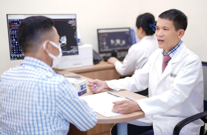 Bác sĩ Vũ Hữu Khiêm tư vấn cho người bệnh ung thư. Ảnh minh họa: Bệnh viện Đa khoa Tâm Anh