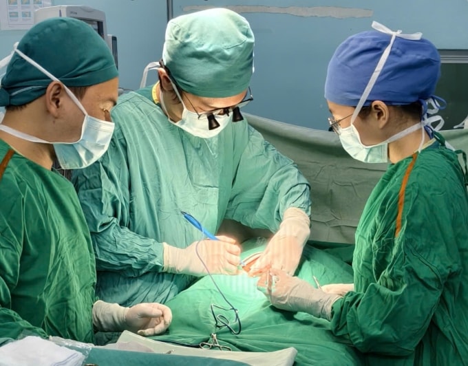 Các bác sĩ phẫu thuật lấy dị vật cho bệnh nhân. Ảnh: Bệnh viện cung cấp