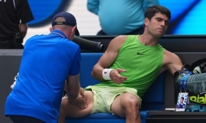 Vì sao Zverev phẫn nộ với cơn chuột rút của Alcaraz?