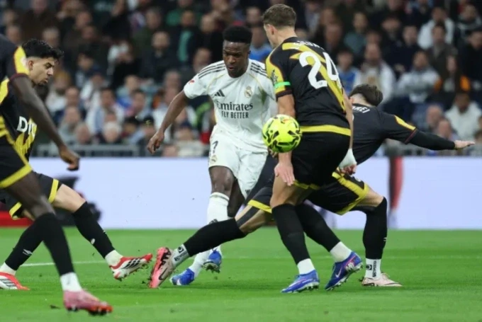 Vinicius cứa lòng ghi bàn mở tỷ số cho Real. Ảnh: AFP