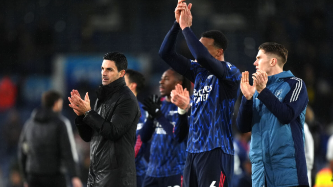 HLV Mikel Arteta và các cầu thủ Arsenal vỗ tay tri ân người hâm mộ sau trận thắng Leeds 4-0 ở vòng 24 Ngoại hạng Anh trên sân Elland Road, Leeds, Anh ngày 31/1/2026. Ảnh: PA