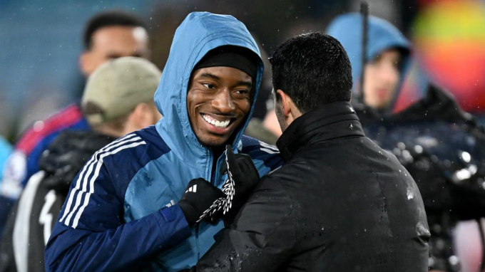 HLV Mikel Arteta chia vui với Noni Madueke sau trận. Ảnh: Arsenal FC