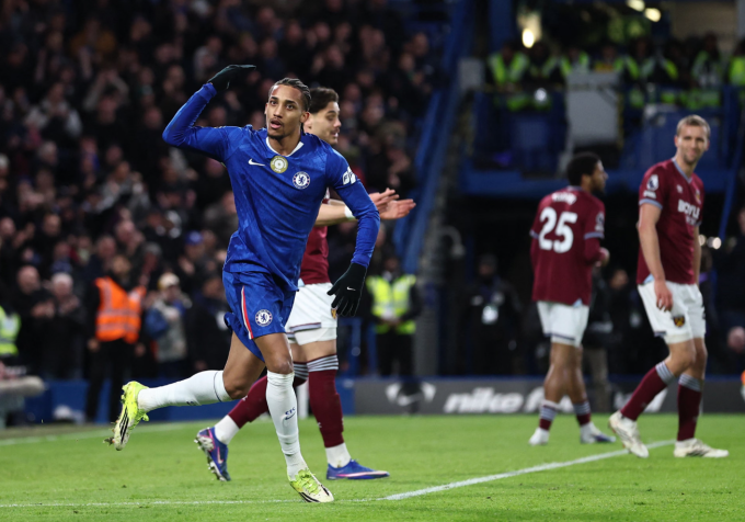 Joao Pedro (áo xanh) mừng bàn trong trận Chelsea thắng West Ham 3-2 ở vòng 24 Ngoại hạng Anh trên sân Stamford Bridge, London, Anh ngày 31/1/2026. Ảnh: Reuters