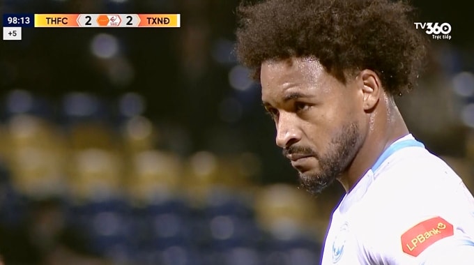 Tiền đạo Nam Định Nguyễn Xuân Son trước khi thực hiện phạt đền ở phút bù thứ 9 hiệp hai trong trận hòa Thanh Hóa 2-2 ở vòng 12 V-League 2025-2026, trên sân Thanh Hóa ngày 1/2/2026. Ảnh: Chụp màn hình