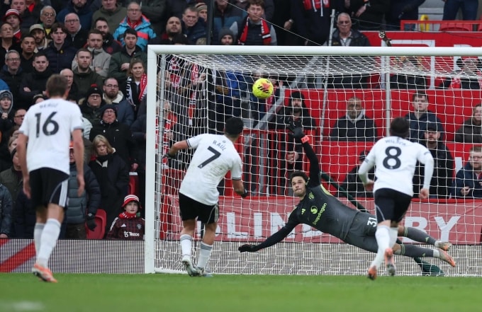 Cú sút phạt đền thành bàn gỡ của Raul Jimenez. Ảnh: Reuters