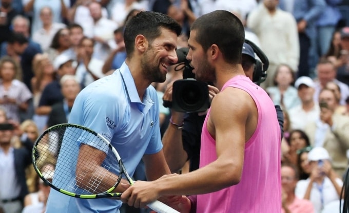 Djokovic (trái) chúc mừng Alcaraz, sau trận bán kết Mỹ Mở rộng trên sân Arthur Ashe, New York hôm 5/9/2025. Ảnh: Reuters