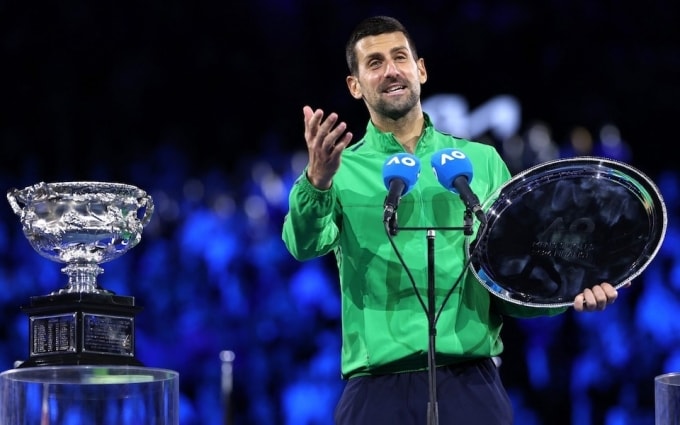 Djokovic phát biểu trên bục nhận giải, sau chung kết Australia Mở rộng 2026, trên sân Rod Laver, Melbourne, Australia, tối 1/2. Ảnh: Reuters