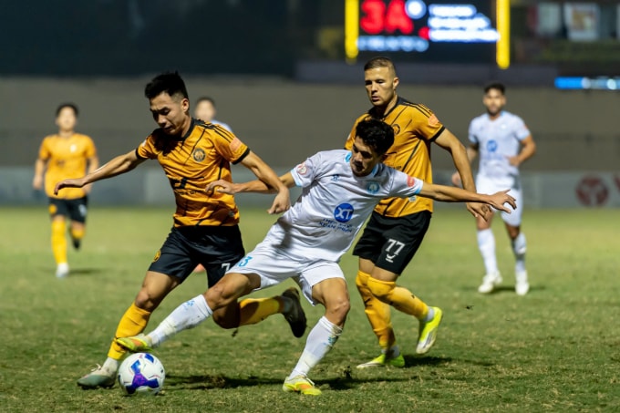 Thanh Hóa (áo vàng) ngược dòng hòa Nam Định 2-2 sau khi bị dẫn 2-0 ở vòng 12 V-League 2025-2026. Ảnh: VPF