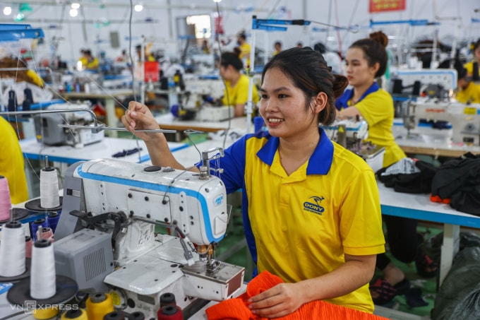 Công nhân làm việc tại công ty may mặc Dony (xã Vĩnh Lộc A, TP HCM), tháng 8/2025. Ảnh: Quỳnh Trần