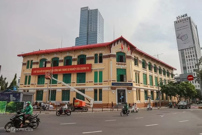 Tòa nhà Hỏa xa số 136 Hàm Nghi gần đối diện chợ Bến Thành đang trong quá trình chỉnh trang, ngày 30/1. Ành: Quỳnh Trần