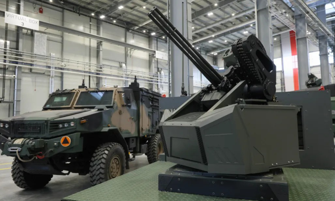 Các khí tài xuất hiện trong lễ ký thỏa thuận chế tạo lưới phòng không San hôm 30/1. Ảnh: PAP