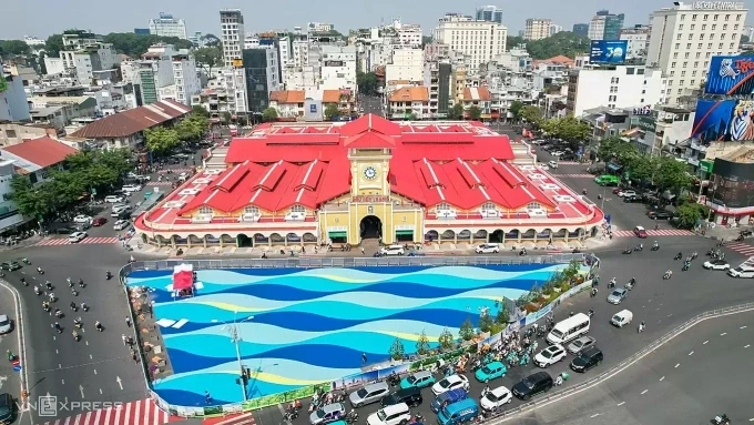 Khu vực chợ Bến Thành được sơn mới phần mái, hình sóng nước kết hợp chỉnh trang mặt ngoài các công trình. Ảnh: Quỳnh Trần