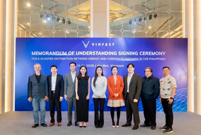 Đại diện hai đơn vị tại lễ ký hợp tác. Ảnh: VinFast