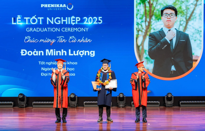 Minh Lượng nhận bằng tốt nghiệp ngày 31/1. Ảnh: Nhà trường cung cấp