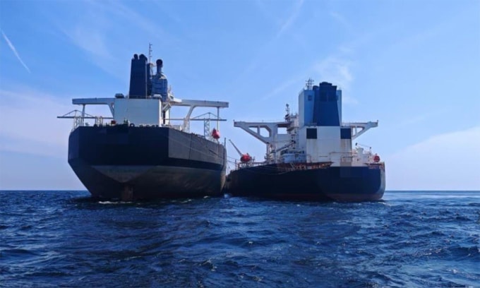 Hai tàu bị nghi chuyển lậu dầu thô ngoài khơi Malaysia trong ảnh chụp ngày 29/1. Ảnh: MMEA