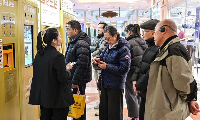 Khách xếp hàng chờ bán vàng cho máy thu mua tự động tại Thượng Hải, Trung Quốc ngày 29/1. Ảnh: AFP