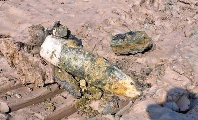 Đầu đạn pháo 105 mm chưa nổ được người dân phát hiện khi đào ao nuôi tôm. Ảnh: Người dân cung cấp