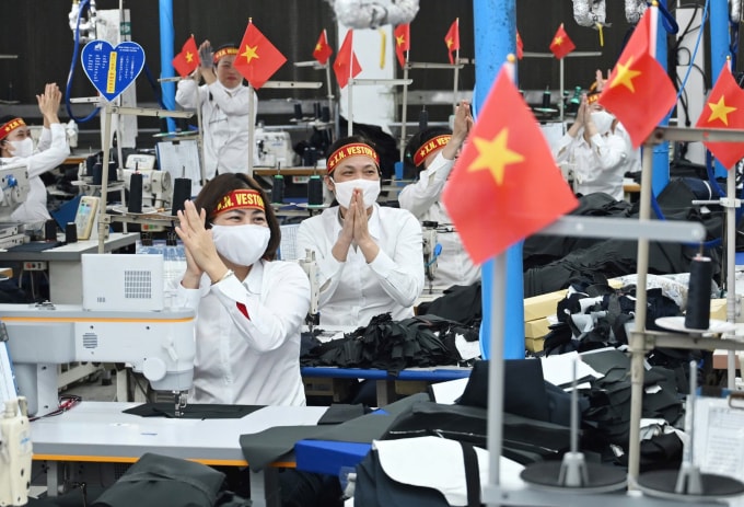 Công nhân May 10. Ảnh: Mạnh Quân