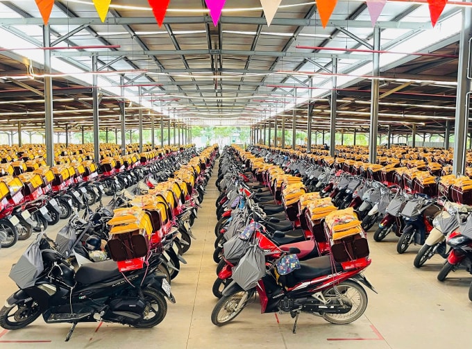 Quà Tết được chằng buộc chắc chắn cho công nhân mang về. Ảnh: Tân Đệ