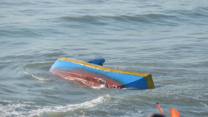 Chiếc tàu cá chở 5 người bị chìm ở cửa biển La Gi. Ảnh: Bình Tuy