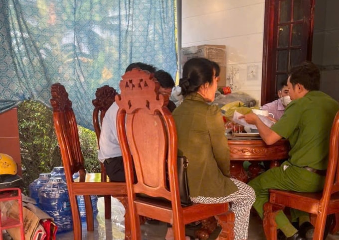 Cơ quan điều tra lấy lời khai. Ảnh: Nam An