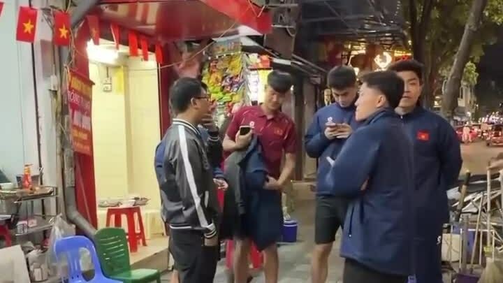 Hàng ngan cháy tỏi nhiều tuyển thủ U23 ghé ăn