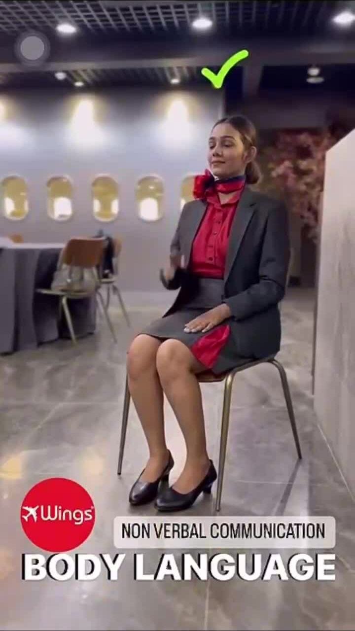 Lý giải tư thế ngồi của tiếp viên khi máy bay cất cánh