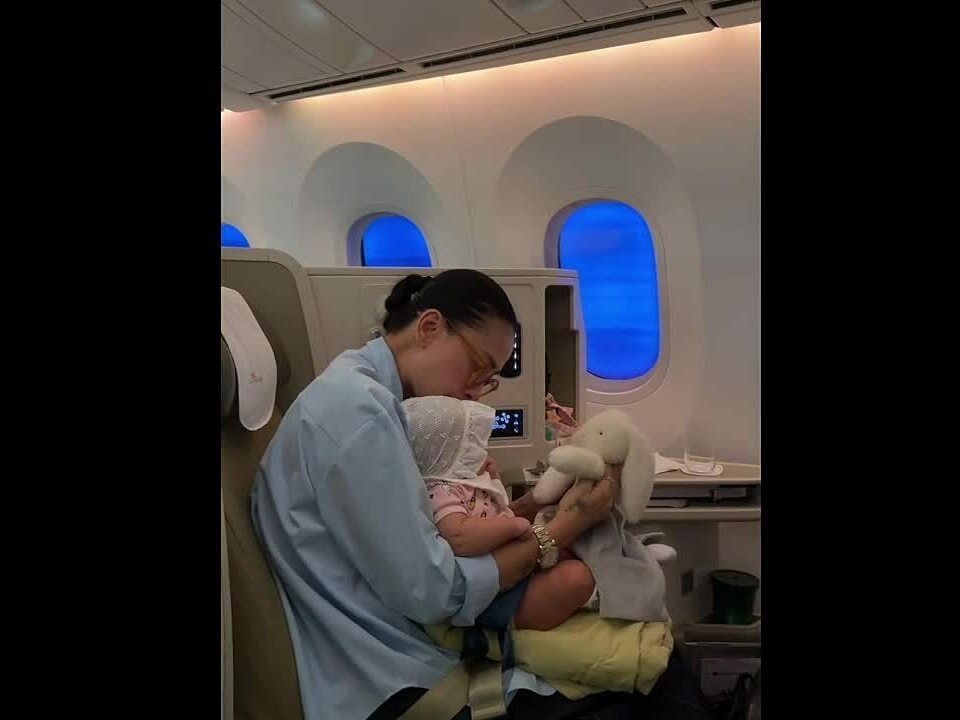 Vợ chồng Ngô Thanh Vân trong chuyến bay đầu tiên cùng con gái