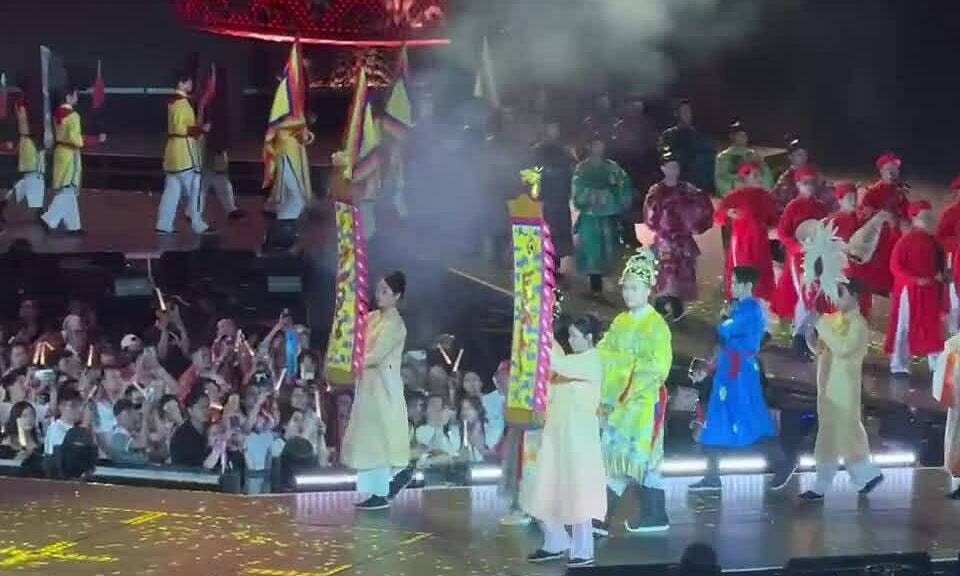 Hòa Minzy biểu diễn 'Không thể cùng nhau suốt kiếp'