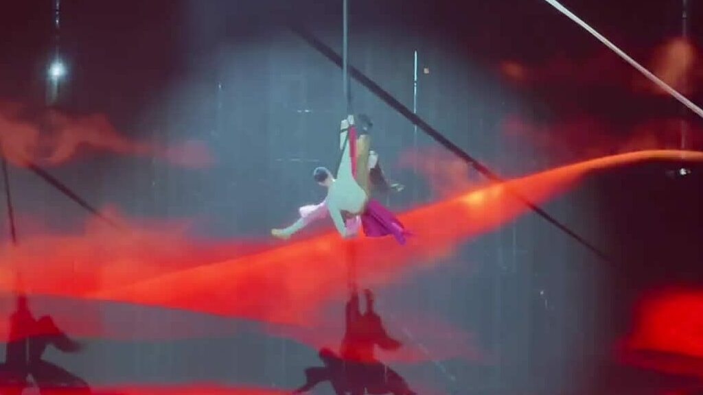 Hòa Minzy đu dây mạo hiểm trong concert