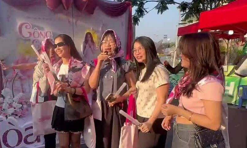 Khán giả gửi lời chúc Hòa Minzy trước concert