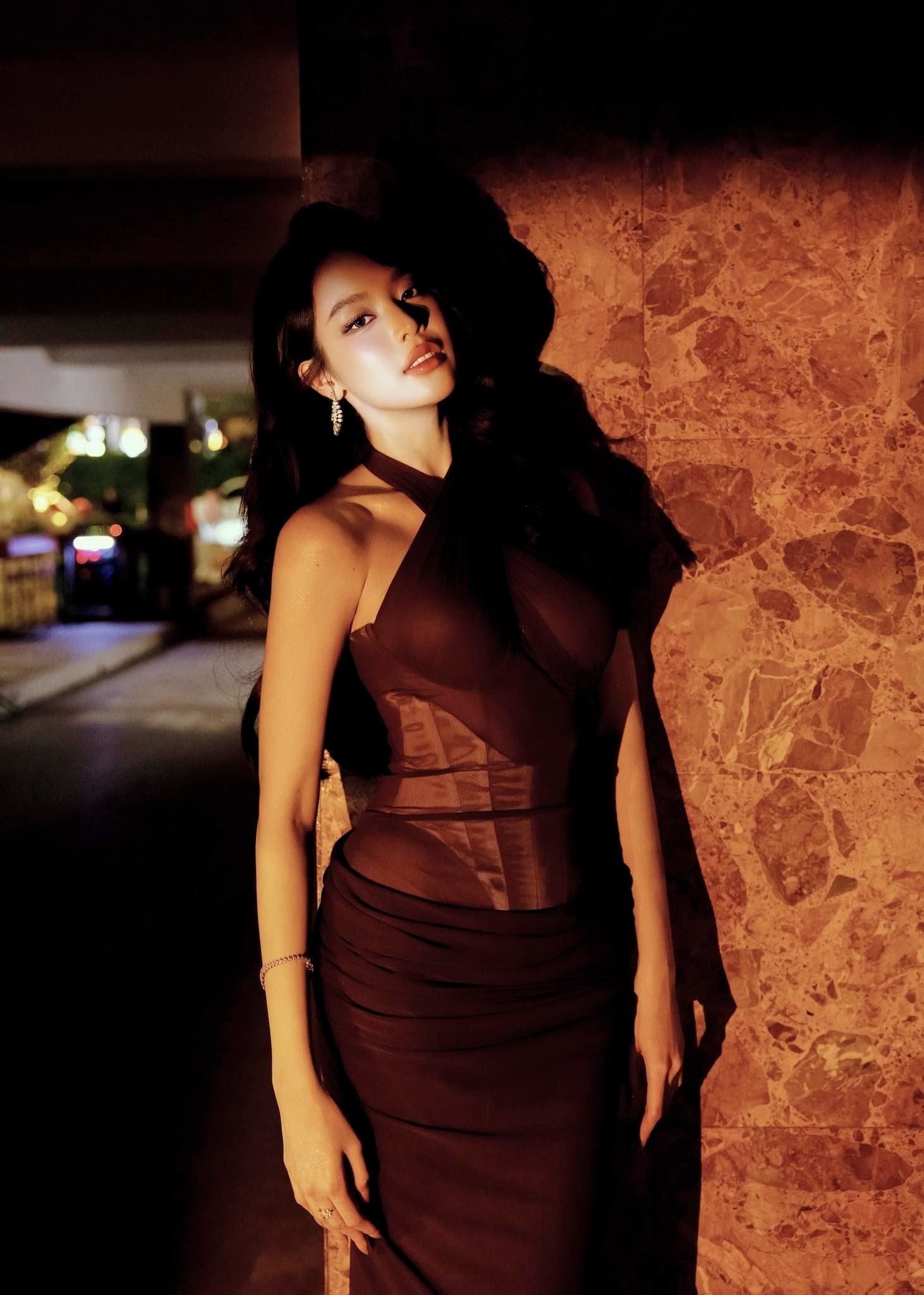 Thanh Thủy gây bàn tán khi mặc xuyên thấu lên thảm đỏ