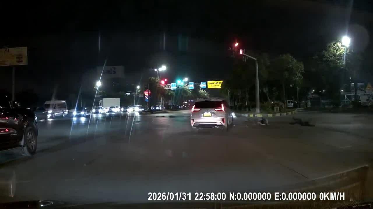 Người đi xe máy 'bay lên không trung' vì tông vào ôtô ở giao lộ